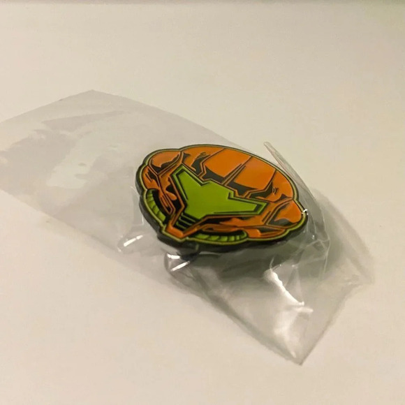 Metroid Samus Aran Enamel Metal Pin Double Rubber Backing - Picture 3 of 11
